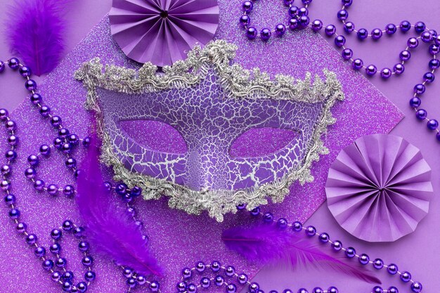 Violette Maske und Perlendekorationen
