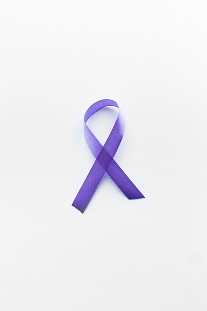 Violettes Lymphomband auf weißem Hintergrund