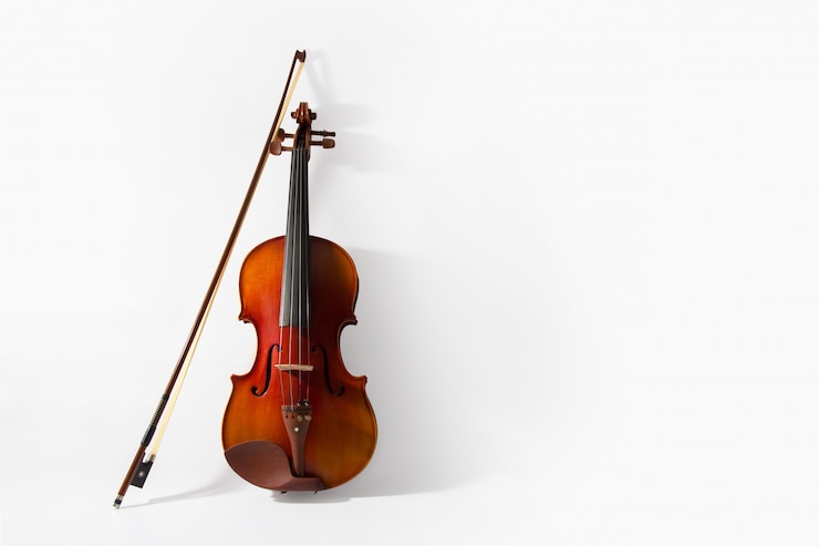 Kostenlose Foto violine und bogen auf weißem hintergrund