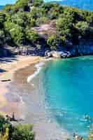 Kostenloses Foto virgin beach mit blauem wasser in der nähe von olympiada dorf chalkidiki griechenland