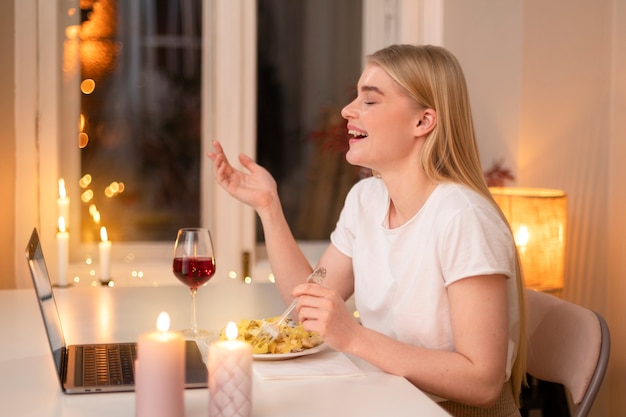 Kostenloses Foto virtuelle datierung der mittleren schusssmileyfrau