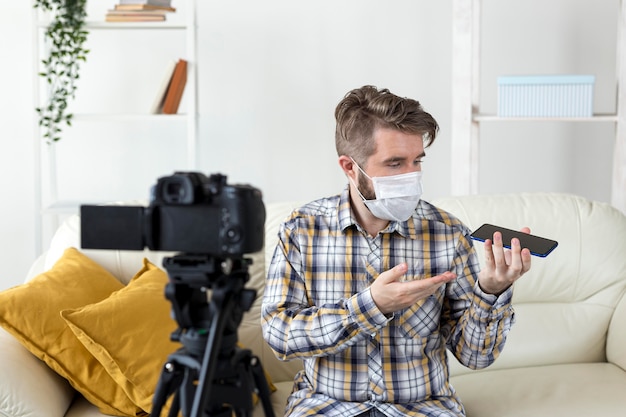 Vlogger zeichnet Unboxing-Video zu Hause auf