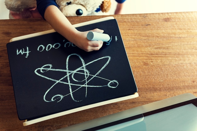 Kostenloses Foto vogelperspektive der kinderhandzeichnung auf tafel