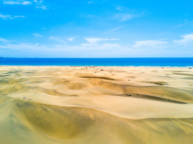 Vogelperspektive der malerischen Wüste an der Atlantikküste