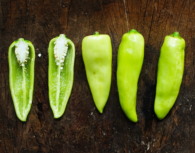 Vogelperspektive des frischen Jalapenopfeffers auf hölzernem Hintergrund