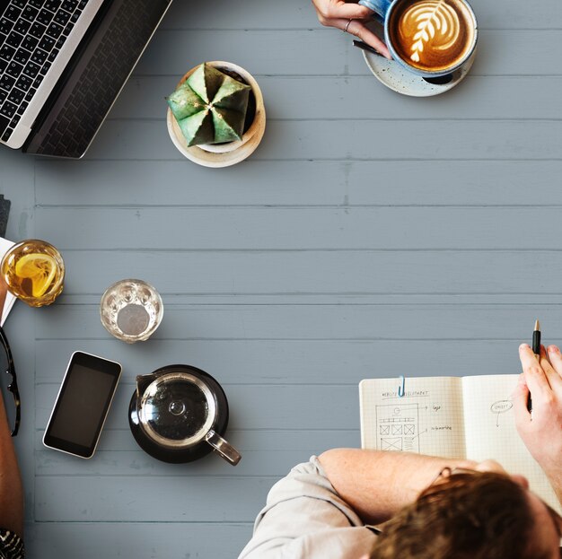 Vogelperspektive von den Leuten, die am Café Brainstorming sind