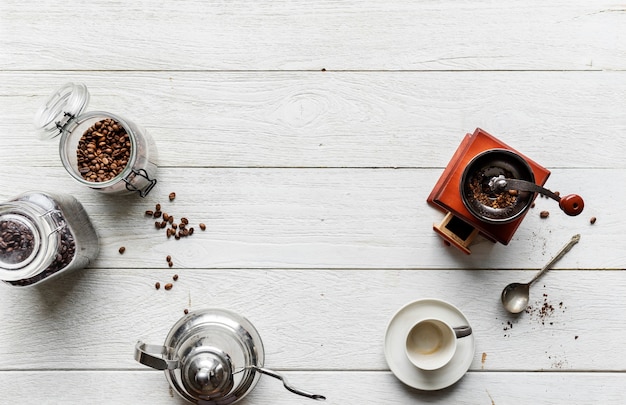 Vogelperspektive von den Leuten, die Tropfenfängerkaffee machen