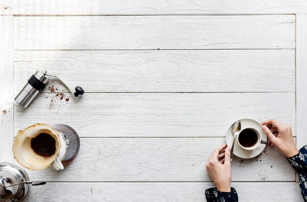 Vogelperspektive von den Leuten, die Tropfenfängerkaffee machen