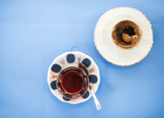 Vogelperspektive von kaffeetassen auf blauer tabelle