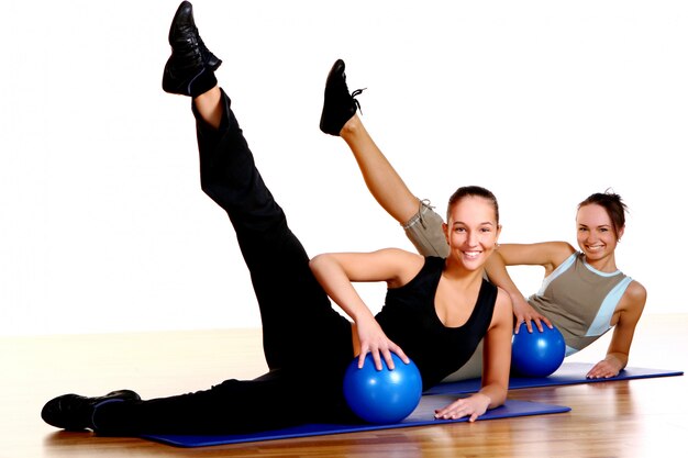 Volksgruppe, die Fitnessübungen macht