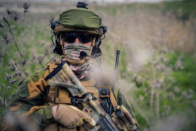 Voll ausgestatteter Soldat in Tarnuniform mit Sturmgewehr