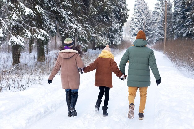 Voll erschossene Familienmitglieder, die Händchen halten