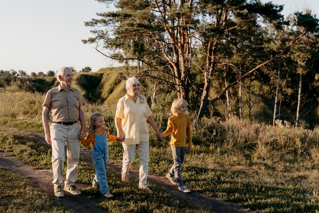 Voll erschossene Familienmitglieder, die zusammen gehen