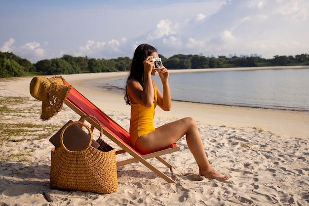 Voll erschossene Frau am Strand, die Fotos macht