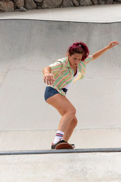 Voll erschossene Frau auf Skateboard