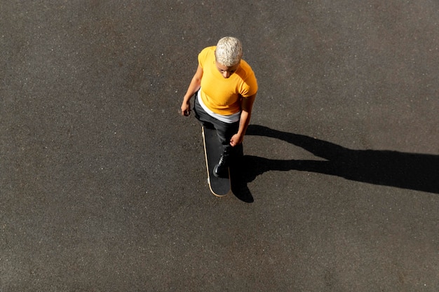 Kostenloses Foto voll erschossene frau auf skateboard