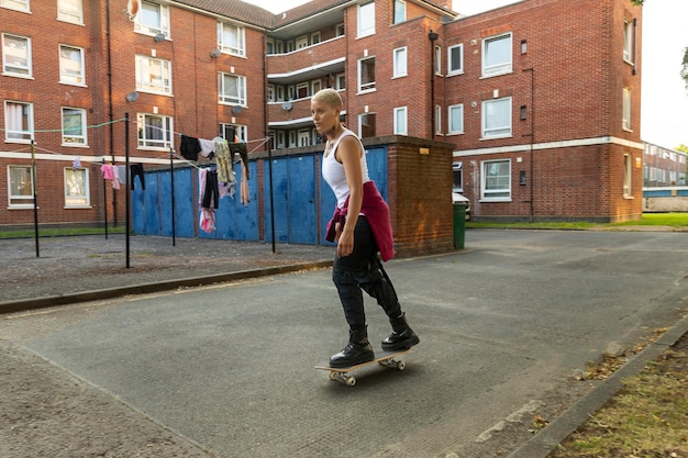 Voll erschossene Frau auf Skateboard