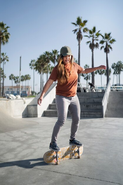 Voll erschossene Frau auf Skateboard