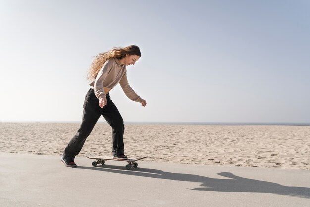 Voll erschossene Frau auf Skateboard