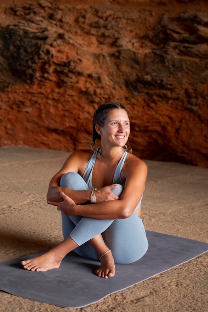 Voll erschossene Frau auf Yogamatte