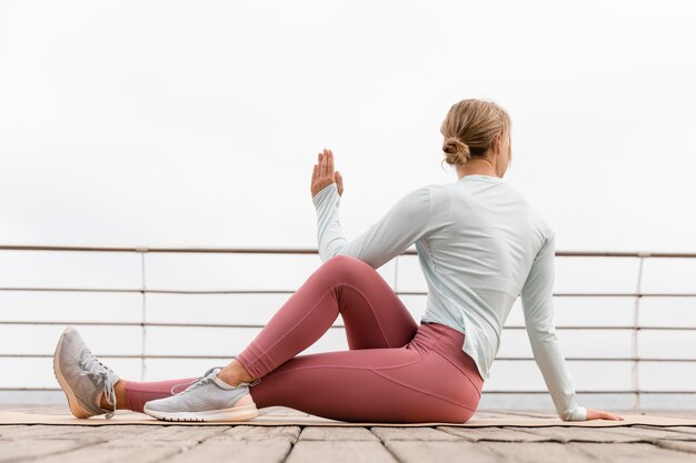 Voll erschossene Frau beim Yoga im Freien