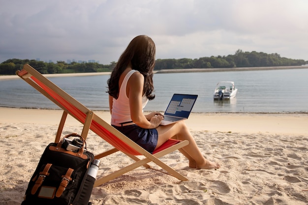 Voll erschossene Frau, die am Laptop arbeitet