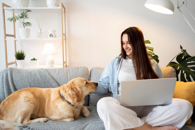 Voll erschossene Frau, die am Laptop arbeitet