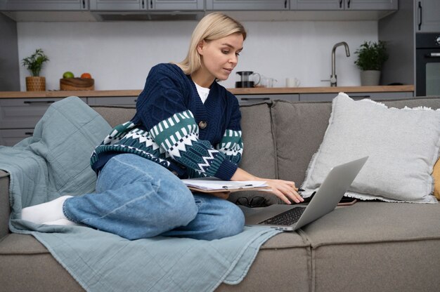 Voll erschossene Frau, die am Laptop arbeitet