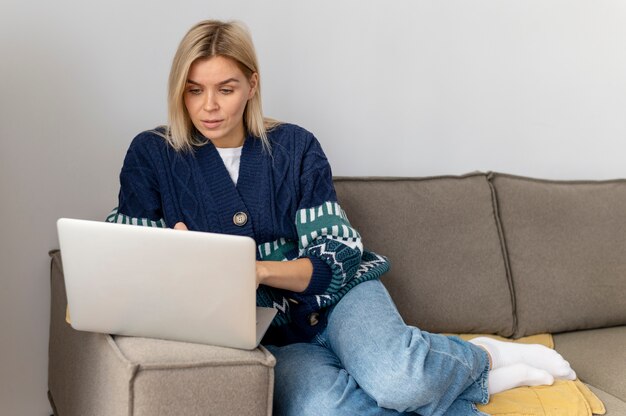 Voll erschossene Frau, die am Laptop arbeitet