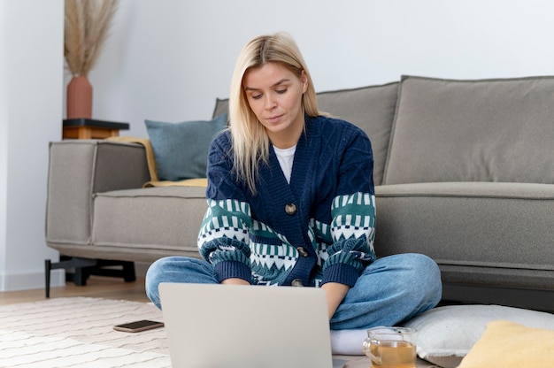 Voll erschossene Frau, die am Laptop arbeitet