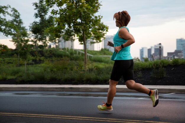 Voll erschossene Frau, die draußen läuft running