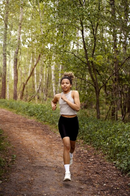 Voll erschossene Frau, die draußen läuft running