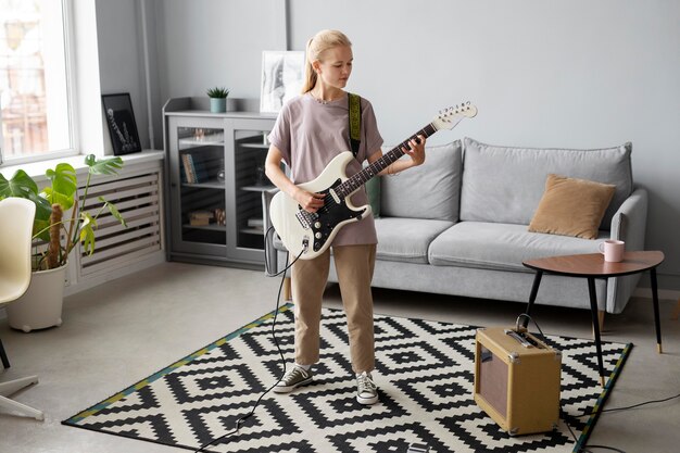 Voll erschossene Frau, die Gitarre spielt