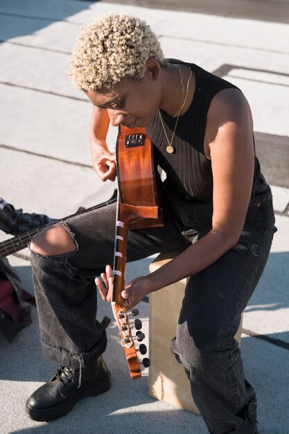 Voll erschossene Frau, die Gitarre spielt