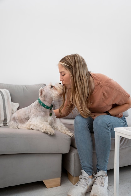 Voll erschossene Frau, die Hund küsst