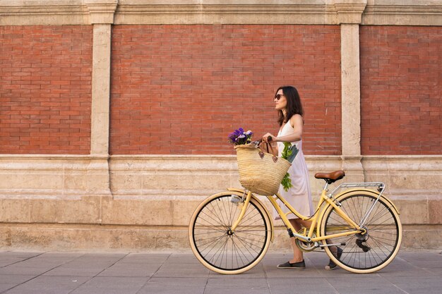 Voll erschossene Frau, die mit Fahrrad geht