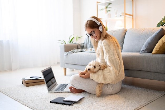 Voll erschossene Frau, die mit Hund arbeitet