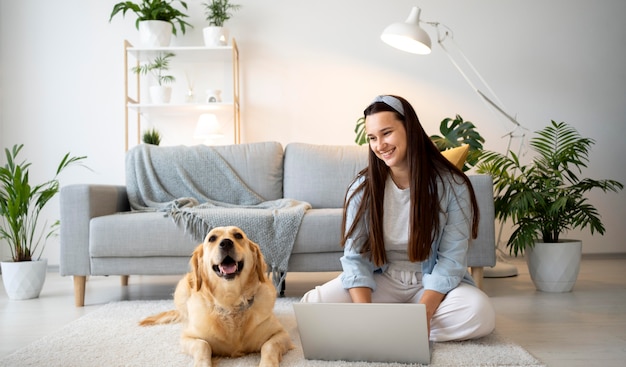 Voll erschossene Frau, die mit Hund arbeitet