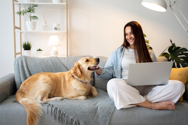 Voll erschossene Frau, die mit Laptop arbeitet