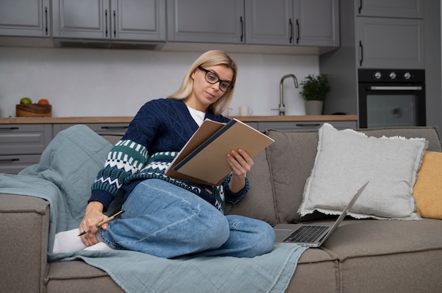 Voll erschossene Frau, die von zu Hause aus arbeitet