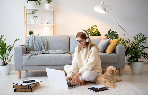 Voll erschossene Frau, die zu Hause arbeitet