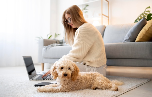 Voll erschossene Frau, die zu Hause arbeitet