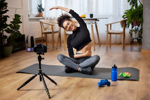 Voll erschossene Frau, die zu Hause Sport treibt