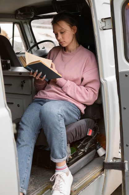 Kostenloses Foto voll erschossene frau liest buch