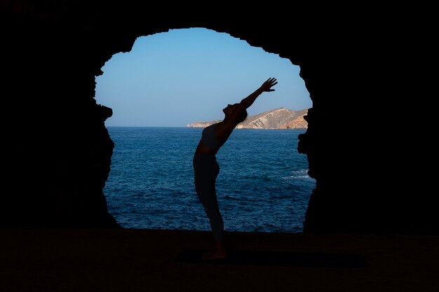 Voll erschossene Frau macht Yoga-Pose im Freien