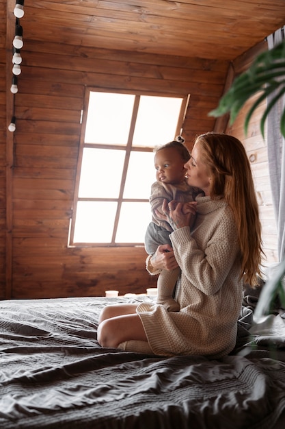 Kostenloses Foto voll erschossene frau mit baby