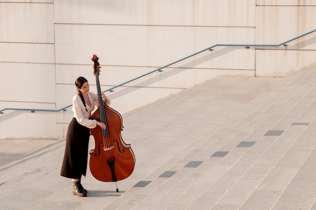 Kostenloses Foto voll erschossene frau mit kontrabass