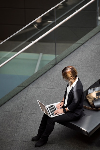 Voll erschossene Frau mit Laptop