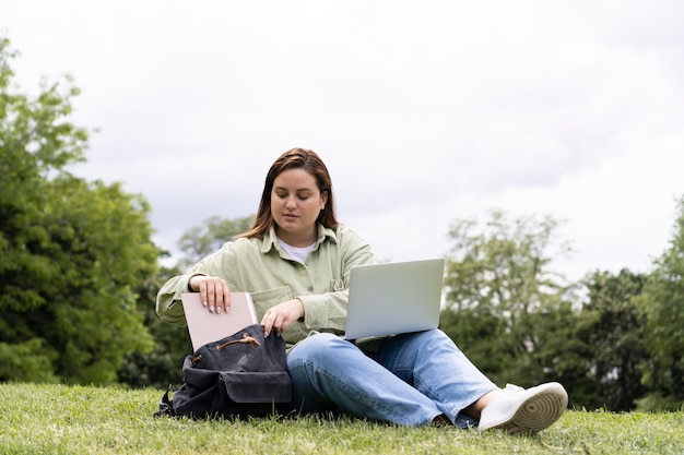 Voll erschossene Frau mit Laptop