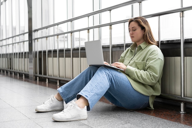 Voll erschossene Frau mit Laptop